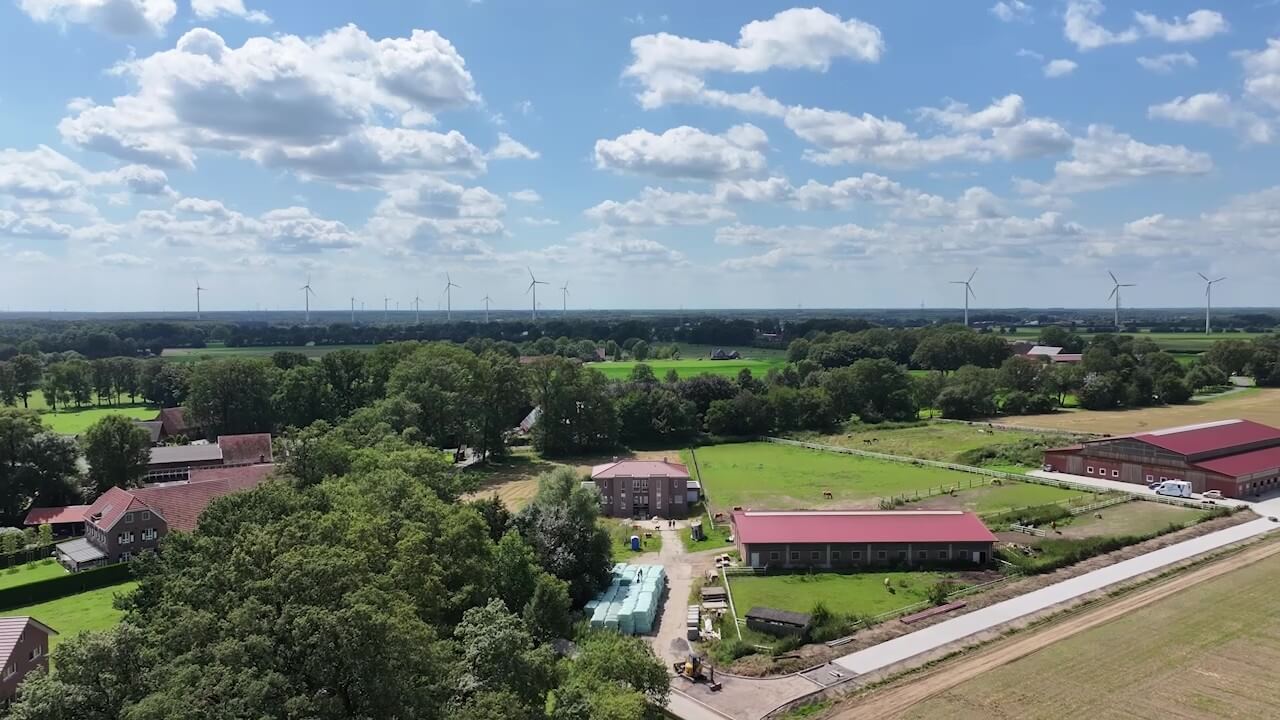 Pferdestall mit Wohnhaus und Hallen
